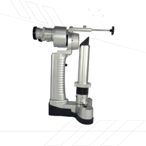 Microscopio portátil con lámpara de hendidura Magnificación: 10x, x16 Compensación de dioptrías: -7SD / +7D Distancia de la pupila: 48-70 mm. Distancia de trabajo: 80 mm. Ancho de hendidura: 0-10 mm continuamente ajustable. Diámetro del punto de luz: 1 mm, 3 mm, 5 mm, 10 mm. Filtro: compensación de temperatura, gris, libre de rojo, azul. Ángulo de hendidura: horizontal +/- 30 grados. Fuente de luz: LED blanco. Energía: batería de litio recargable. Tiempo de trabajo: 10 hs (usando las dos baterías) Peso: 750 gramos. Maletin de transporte: 400*200*230mm.